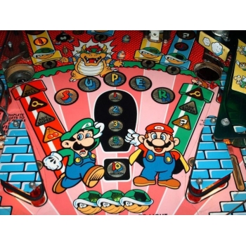 Détail du plateau verni du flipper Mario Super Mario Bros avec décals d’origine